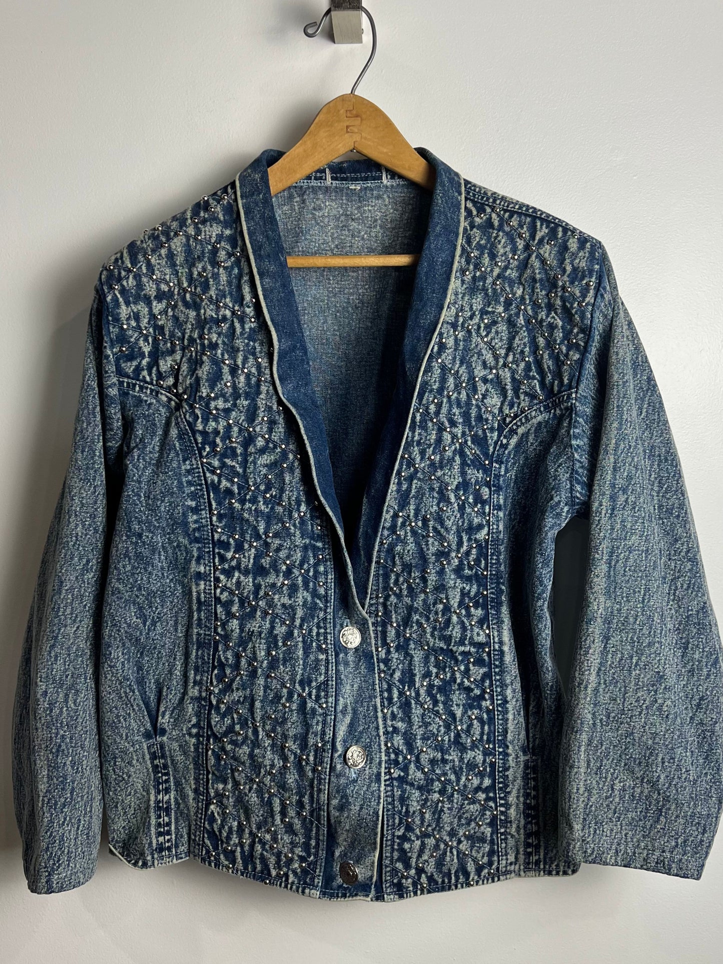 Blouson de jeans délavé et studé
