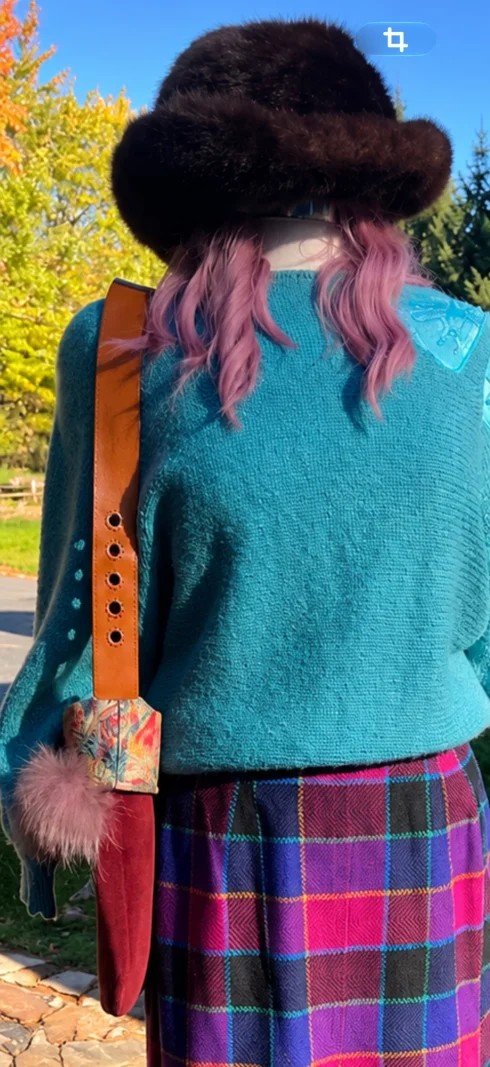 Chandail turquoise tricot avec épaulettes organza brodées